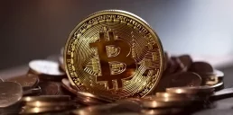 Цены на криптовалюты сегодня: Биткоин на уровне $66 000, Ethereum выше $3200, отскок XRP и SOL