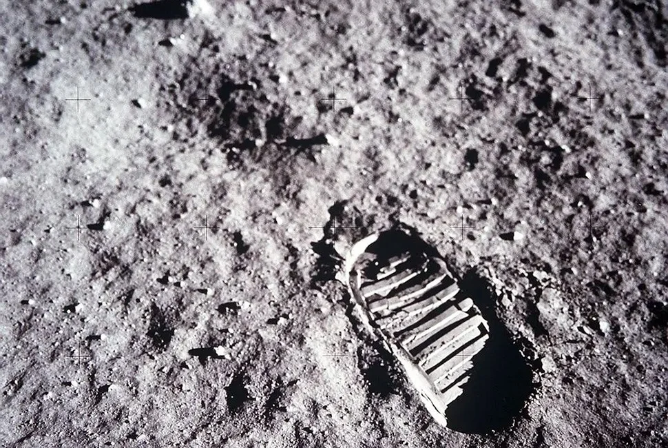 Отпечаток астронавта на поверхности Луны