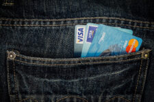 Visa і Mastercard знизять плату за обробку платежів в одній з країн