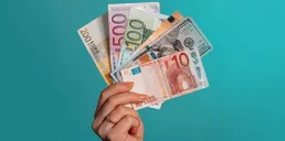 В Украине вырос спрос на валюту: сколько наличных ввезли банки