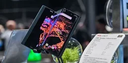 Создан первый в мире смартфон, складывающийся втрое: как работает