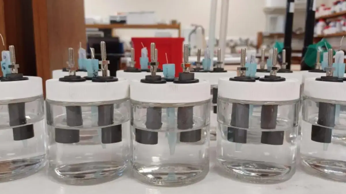 Науковці розробили дешевший акумулятор, який може опріснювати воду