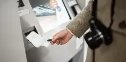 Чому не варто брати чек у банкоматі після зняття готівки