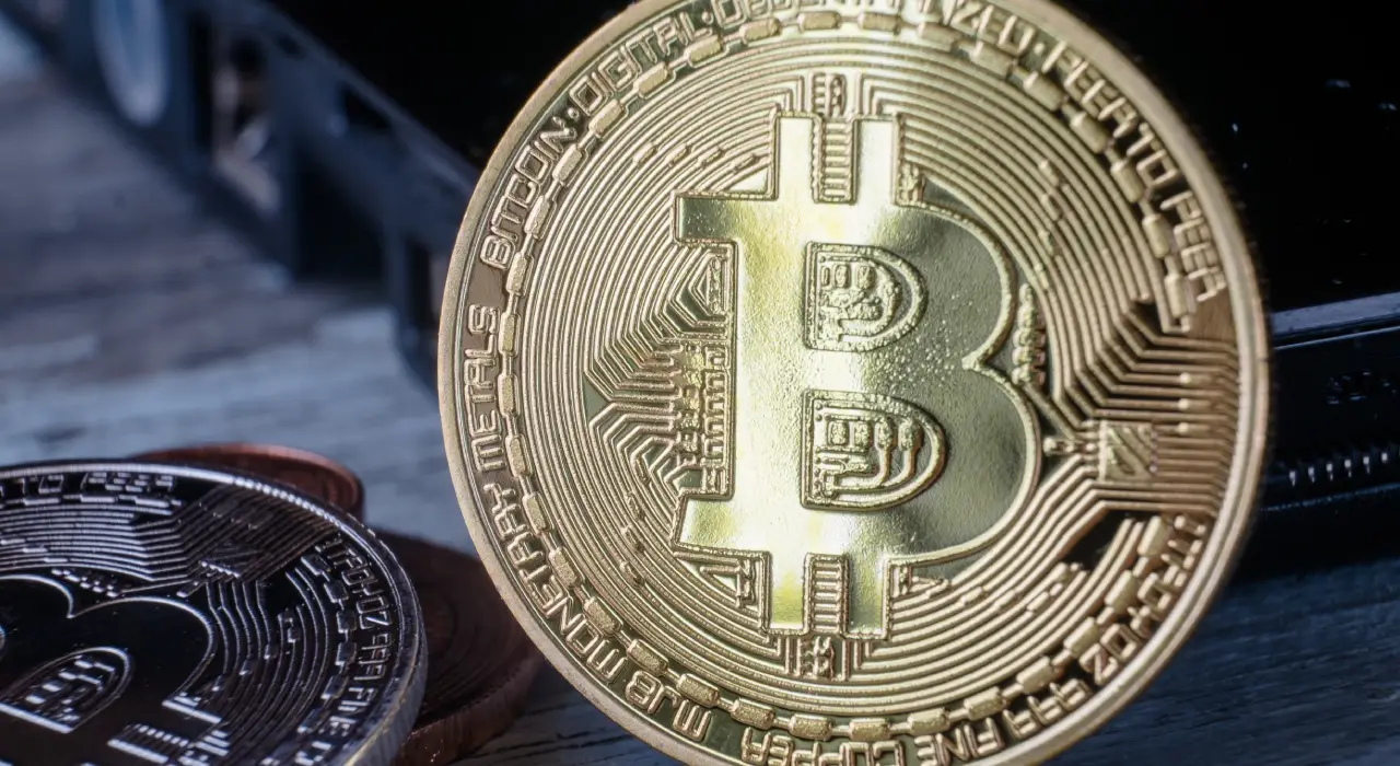 Біткоїн усе ще в зоні ризику: аналітики вказали на важливий сигнал