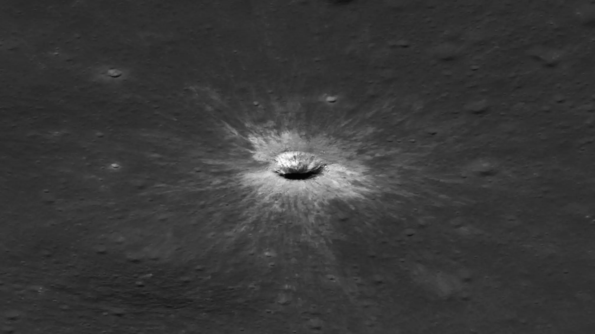 NASA знайшло на Місяці новий гігантський кратер, який утворюється раз на століття